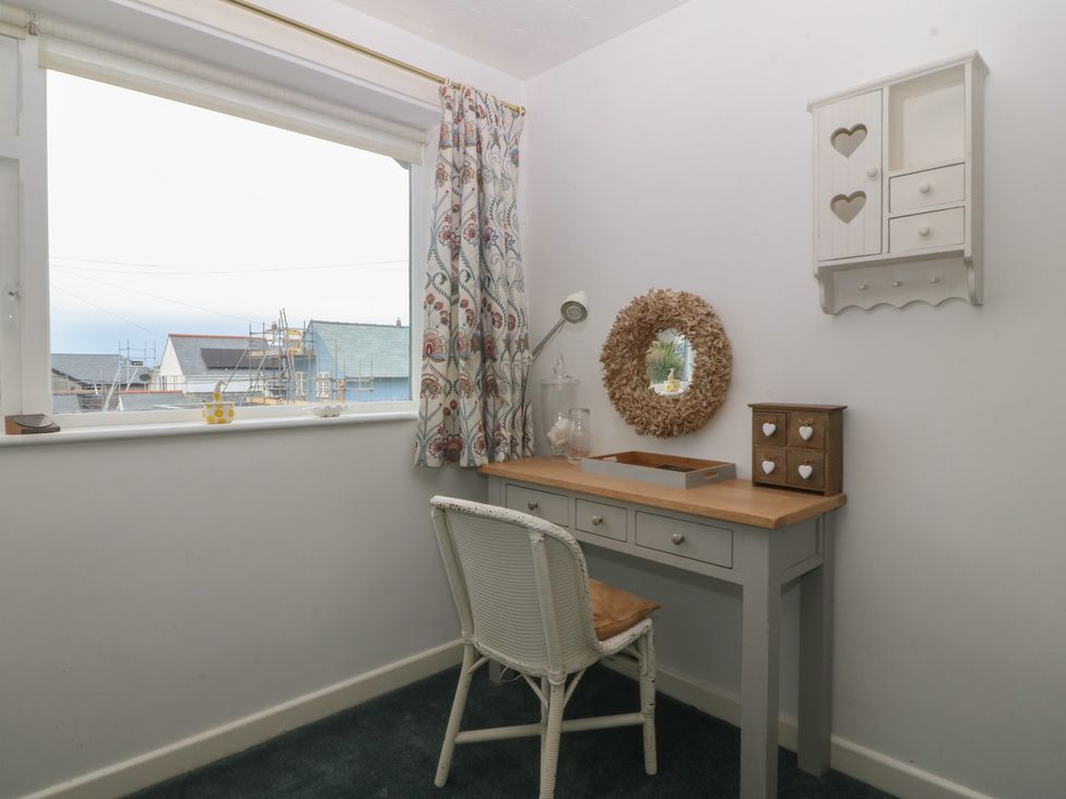An office with a desk and chair at Wingelock in Rhosneigr