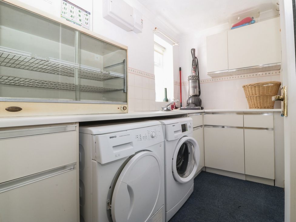 A laundry room with washing machine and dryer at Wingelock in Rhosneigr