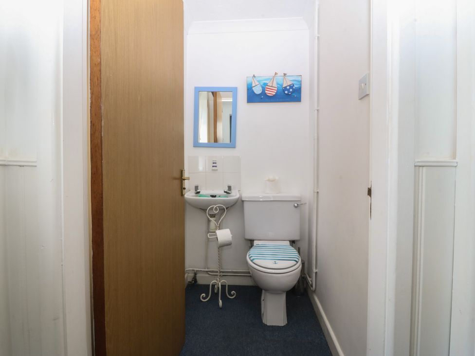 A bathroom with a sink and toilet at Wingelock Rhosneigr