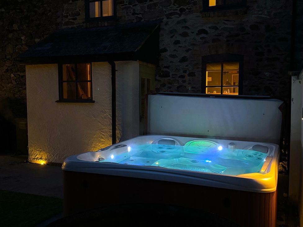 A hot tub outside a building at Railway Cottage in Penybontfawr