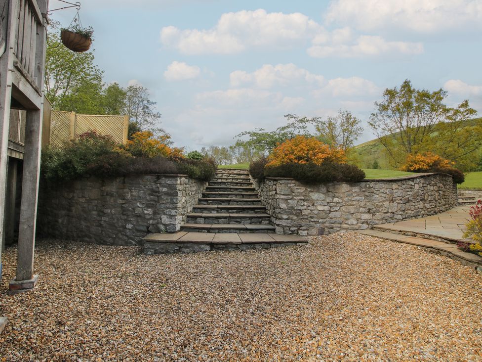 A garden with stone steps and gravel at Pultheley Cottage Hyssington near Churchstoke