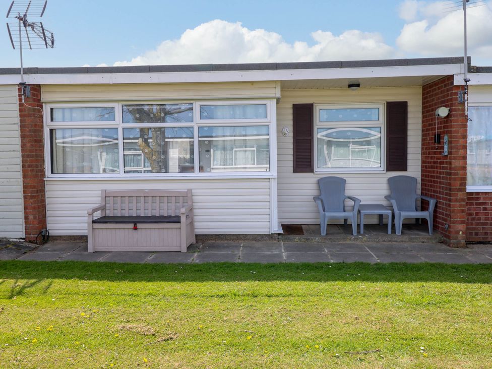 Chalet 156 - Norfolk - 1143309 - thumbnail photo 2