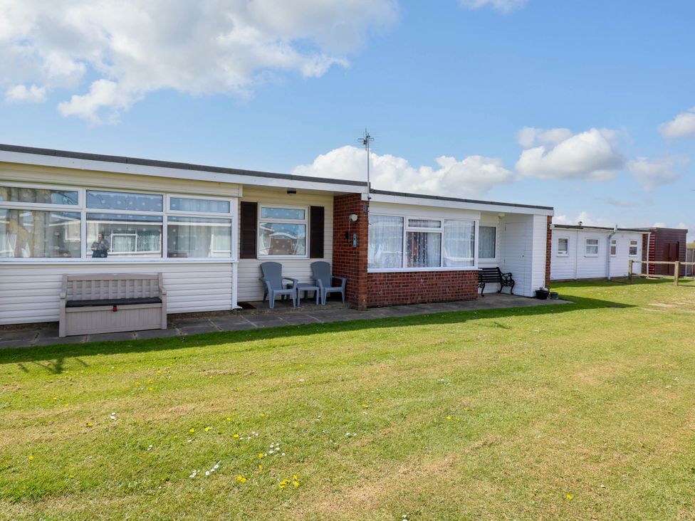 Chalet 156 - Norfolk - 1143309 - thumbnail photo 1