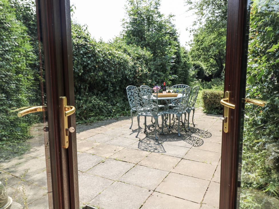 A patio with table and chairs at 35 Main Street in Gunthorpe near Lowdham