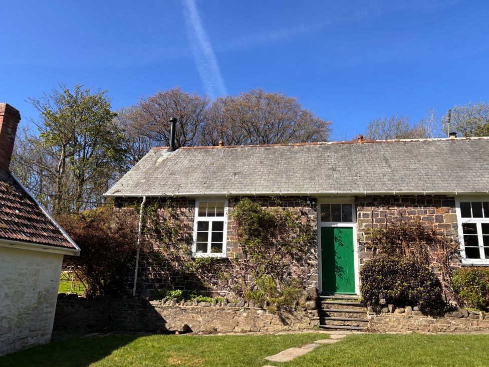 A house with a green door and plants in Clovelly