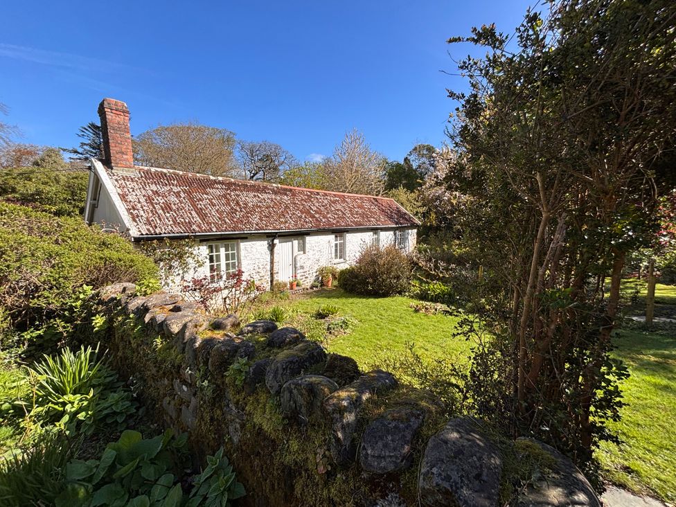 A cottage in a garden at Laundry Cottage in Clovelly