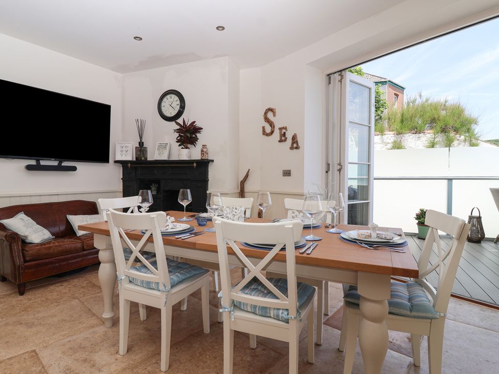 A dining room with a table and chairs at Marina