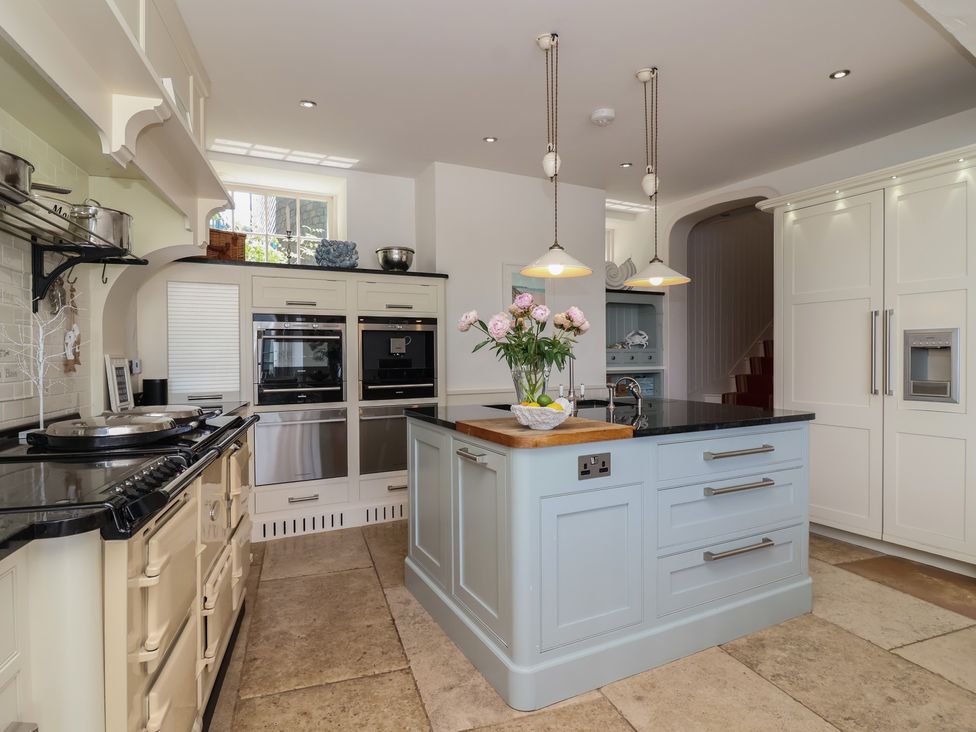 A kitchen with an island and cooking appliances at Marina 