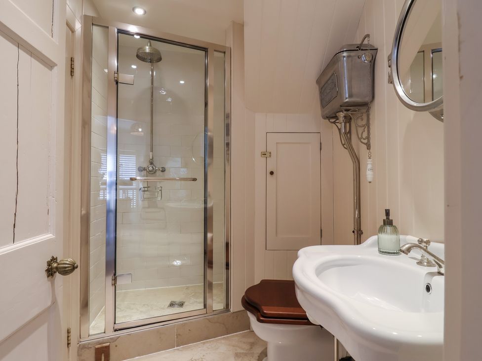 A bathroom with a shower, toilet, and sink at Marina 
