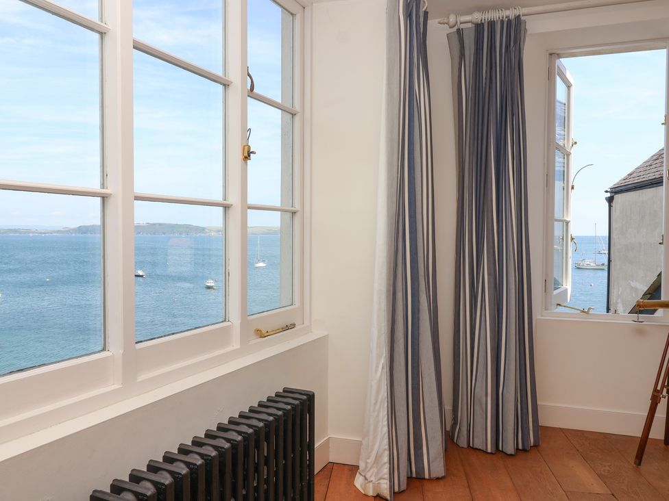 A room with windows overlooking the sea and a radiator at Marina in 