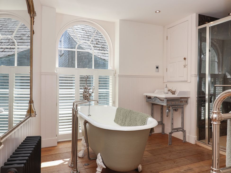 A bathroom with a bathtub and sink at Marina