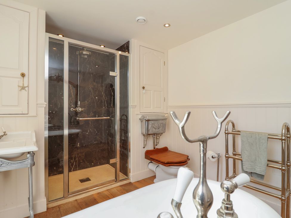 A bathroom featuring a shower, toilet, sink, and bathtub at Marina
