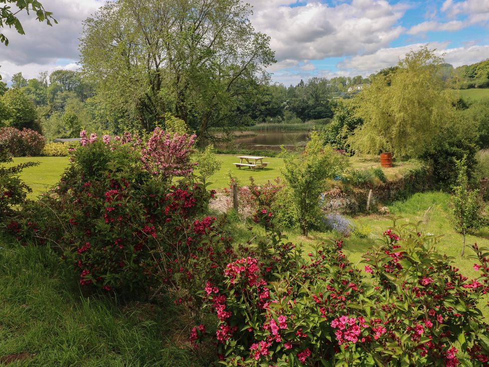 A garden with flowers and a picnic table at Garden View in Pembroke