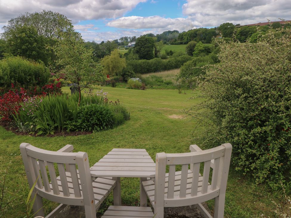 A garden with chairs and a table at Garden View in Pembroke