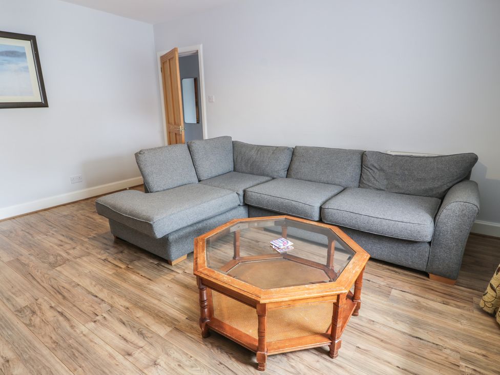 A living room with a sofa and coffee table at King's Apartment