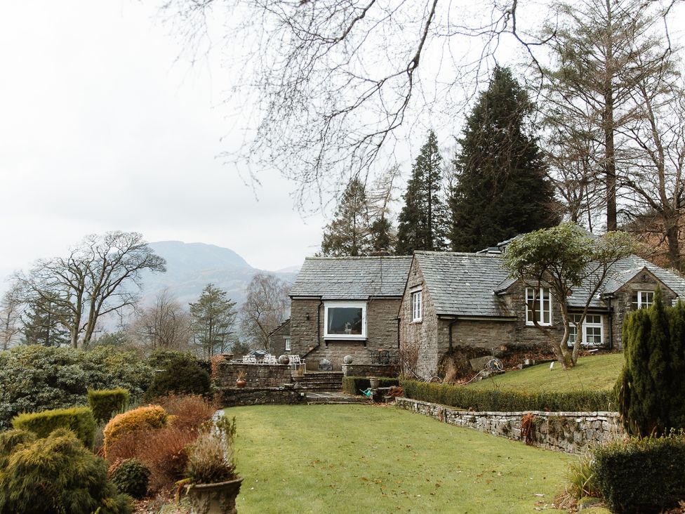 A house with garden and trees at Grey Walls in Glenridding