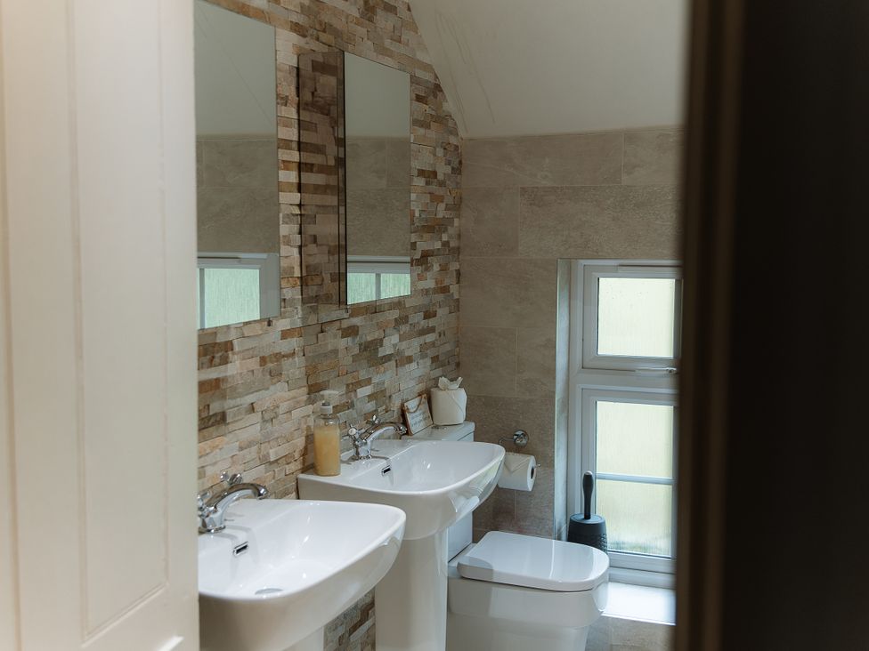 A bathroom with sinks and a toilet at Grey Walls in Glenridding