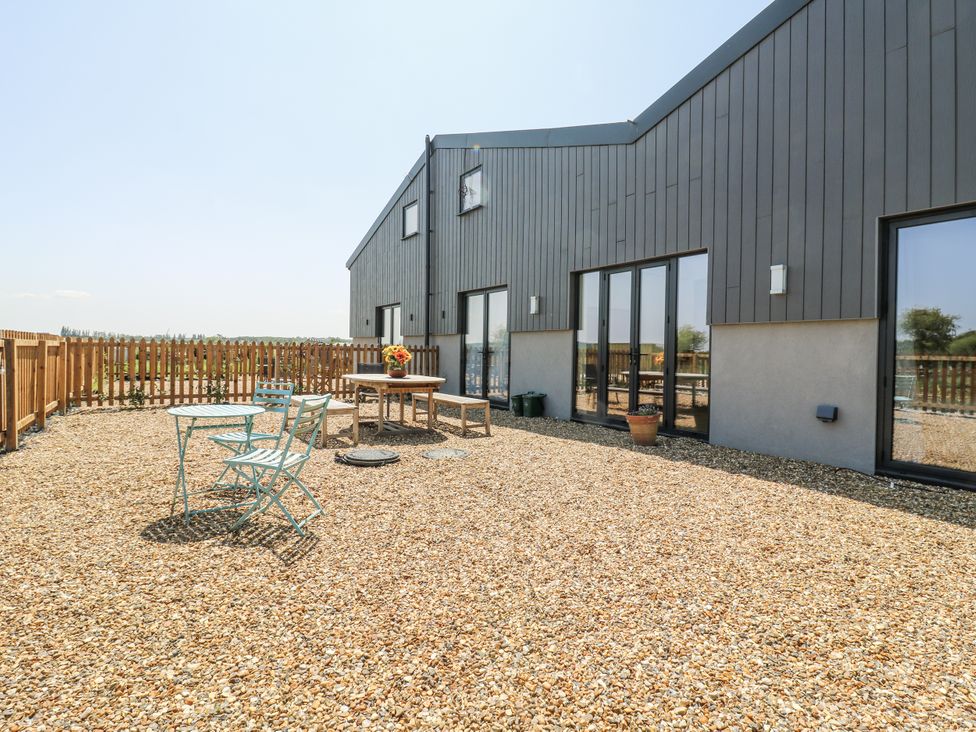 An outdoor area with a table and chairs at Little Yeat Farm (4 Bed/4 Bath) in Aylesbury