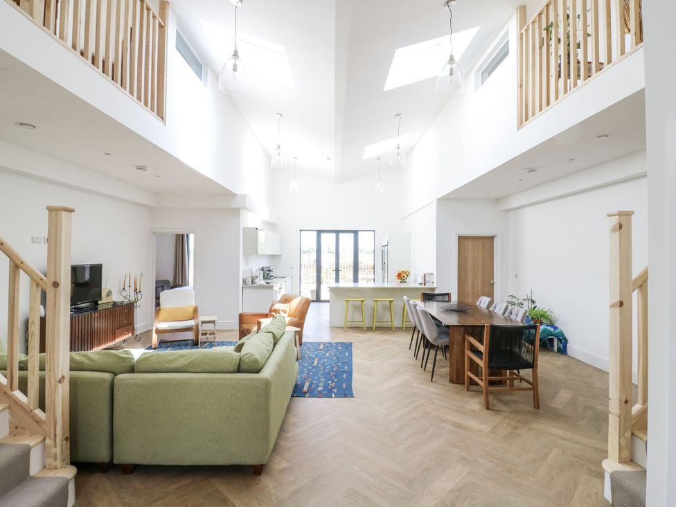 A living room with a sofa and dining table at Little Yeat Farm in Aylesbury