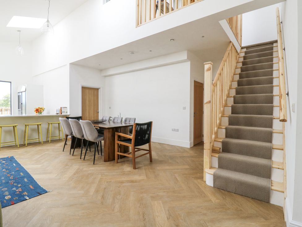 A dining room with a table and chairs at Little Yeat Farm (4 Bed/4 Bath) Aylesbury