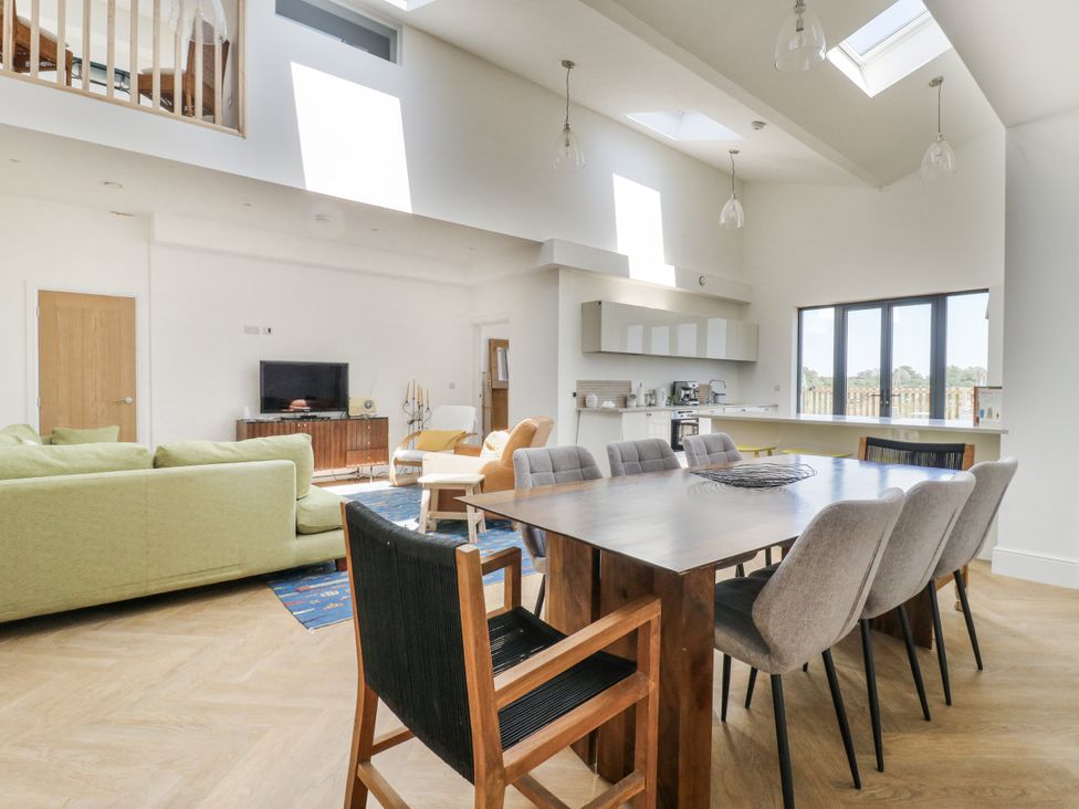 A living room with a sofa and a dining table at Little Yeat Farm (4 Bed/4 Bath) Aylesbury