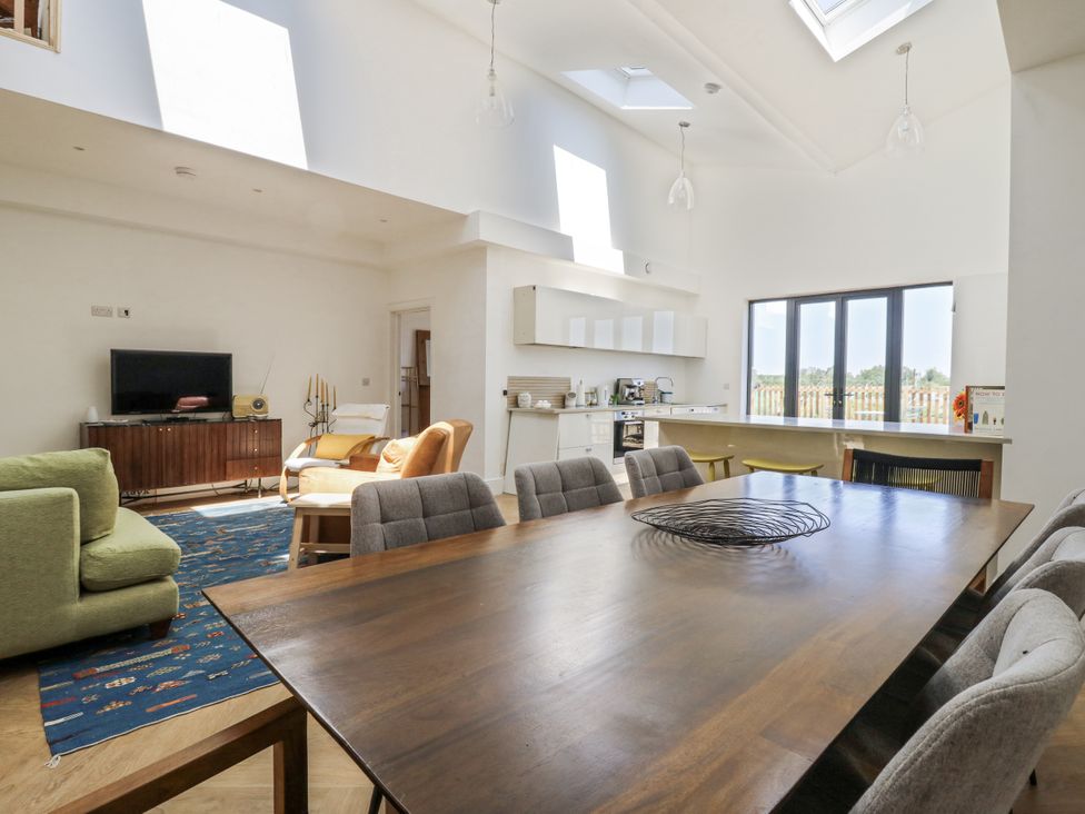 A living room with a dining table and sofa at Little Yeat Farm in Aylesbury