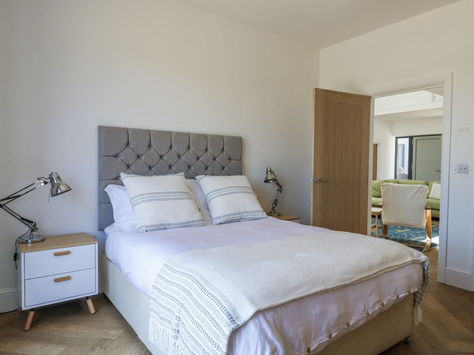A bedroom with a bed and bedside table at Little Yeat Farm (4 Bed/4 Bath) Aylesbury