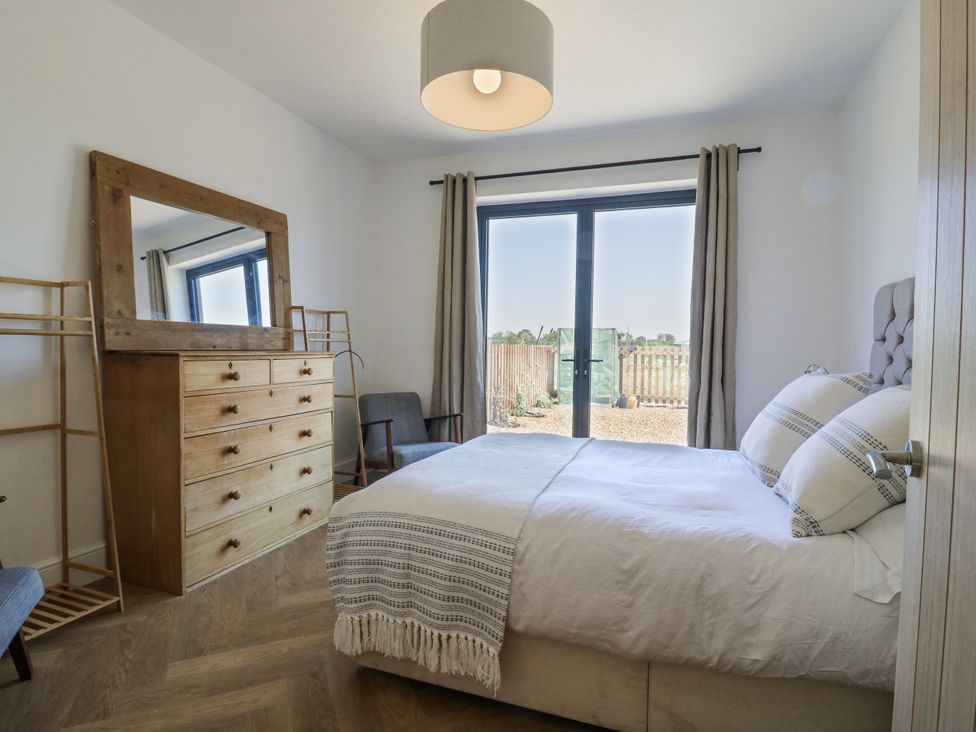 A bedroom with a bed and a dressing table at Little Yeat Farm (4 Bed/4 Bath) Aylesbury