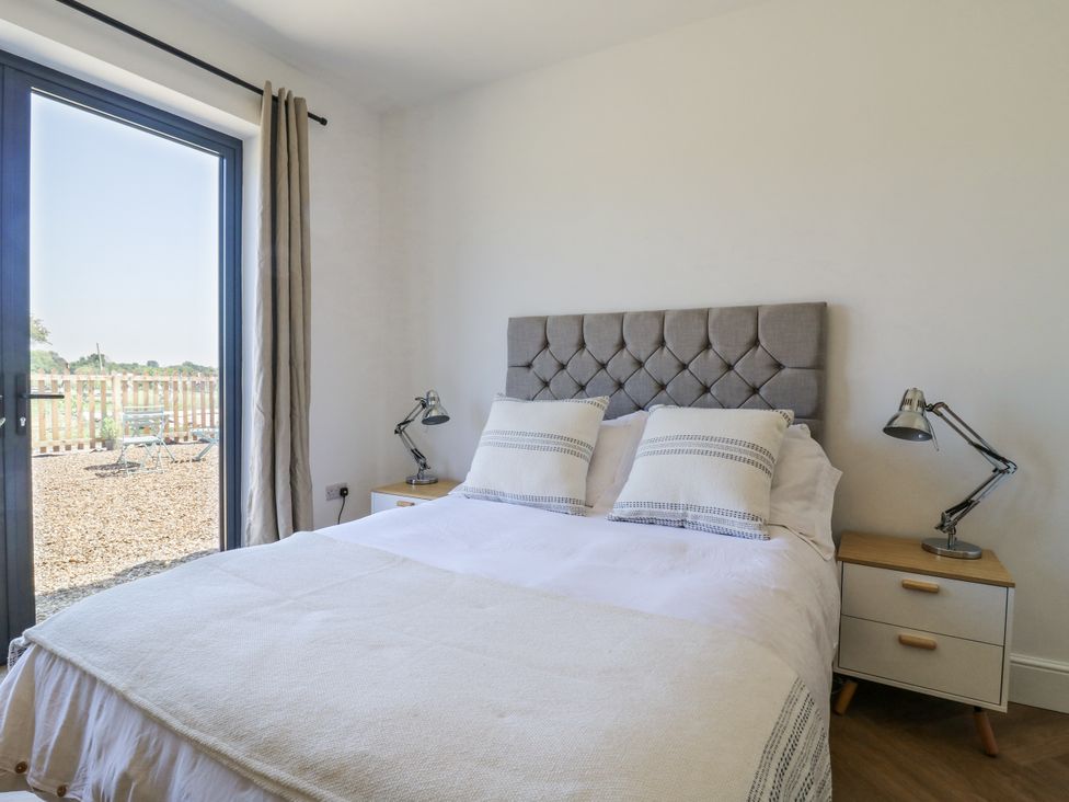 A bedroom with a bed and bedside tables at Little Yeat Farm (4 Bed/4 Bath) Aylesbury