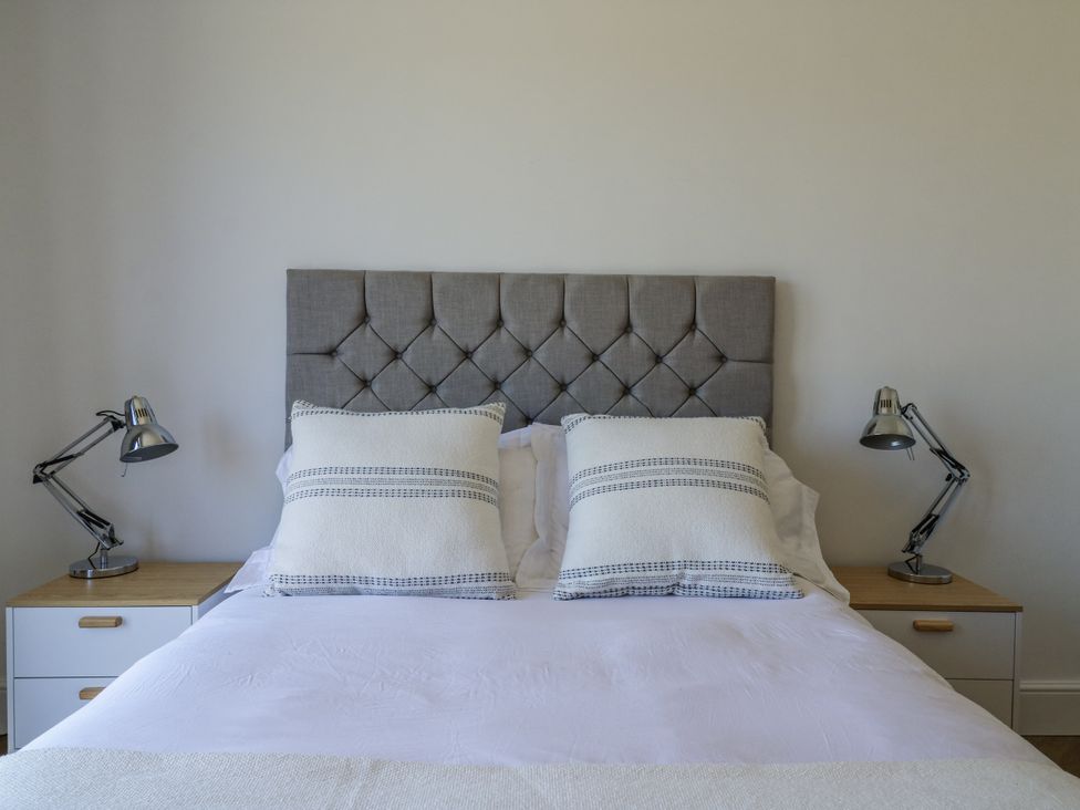 A bedroom with a bed and bedside tables at Little Yeat Farm (4 Bed/4 Bath) Aylesbury