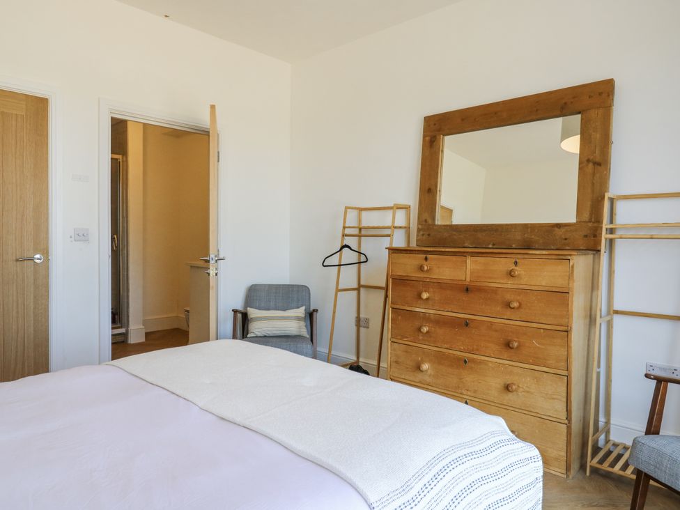 A bedroom with a bed and a dresser at Little Yeat Farm (4 Bed/4 Bath) Aylesbury
