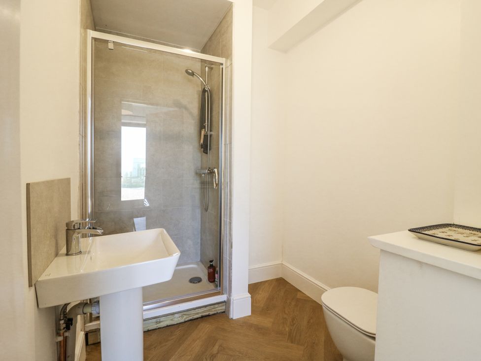 A bathroom with shower, sink, and toilet at Little Yeat Farm (4 Bed/4 Bath) Aylesbury