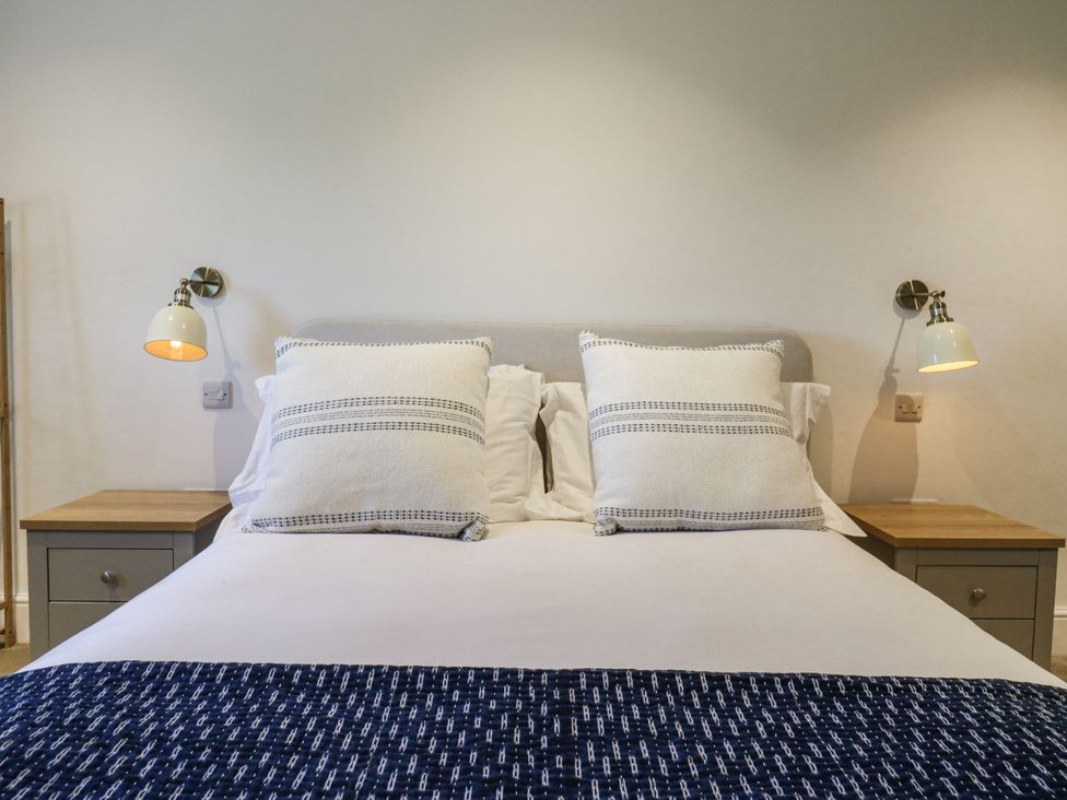 A bedroom with a bed and bedside lamps at Little Yeat Farm (4 Bed/4 Bath) Aylesbury