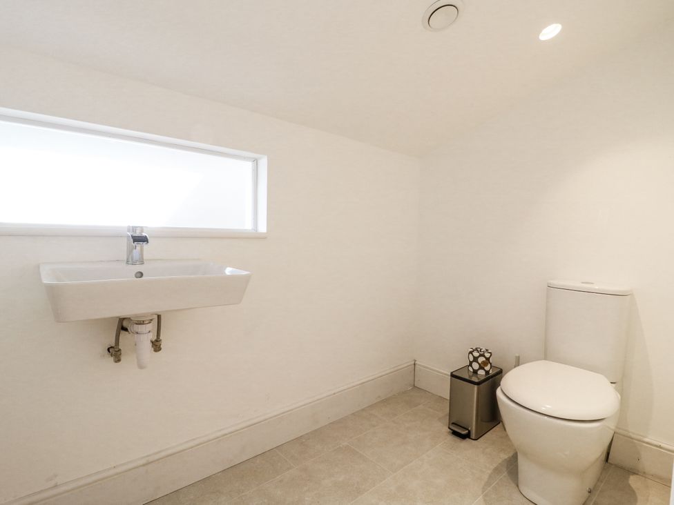 A bathroom with a sink and toilet at Little Yeat Farm (4 Bed/4 Bath) Aylesbury
