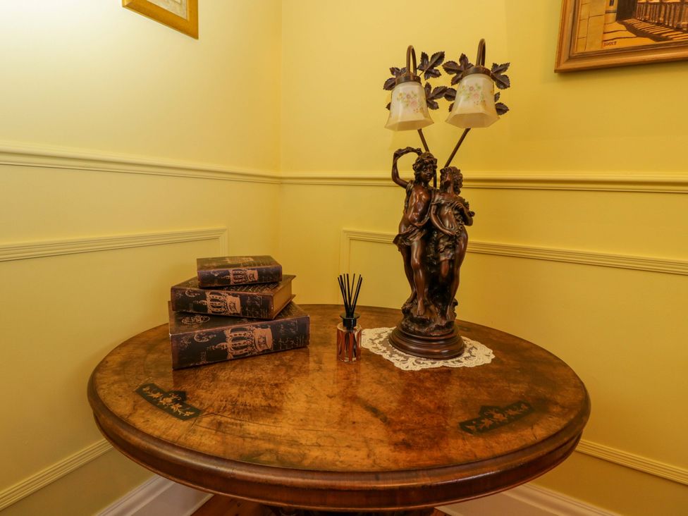 A table with a lamp and books in a living room at White House