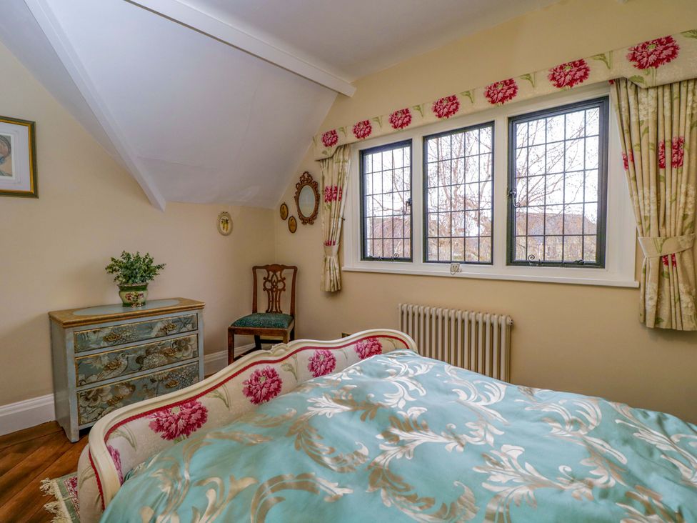 A bedroom with a bed and a chair at the White House in 