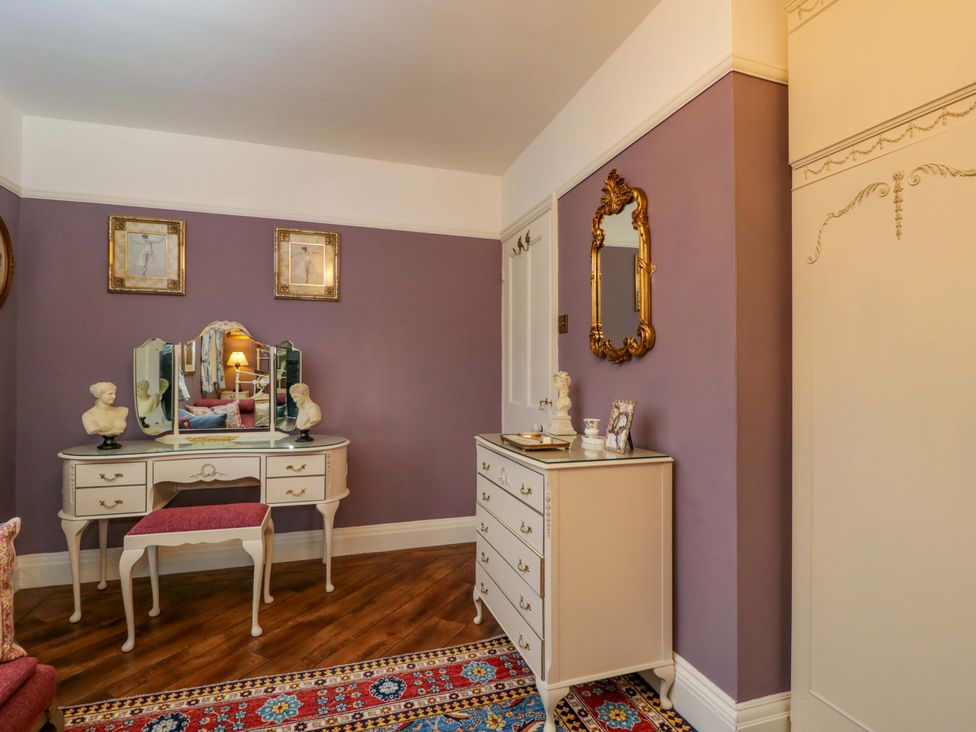 A bedroom with a dressing table and a chest of drawers at White House