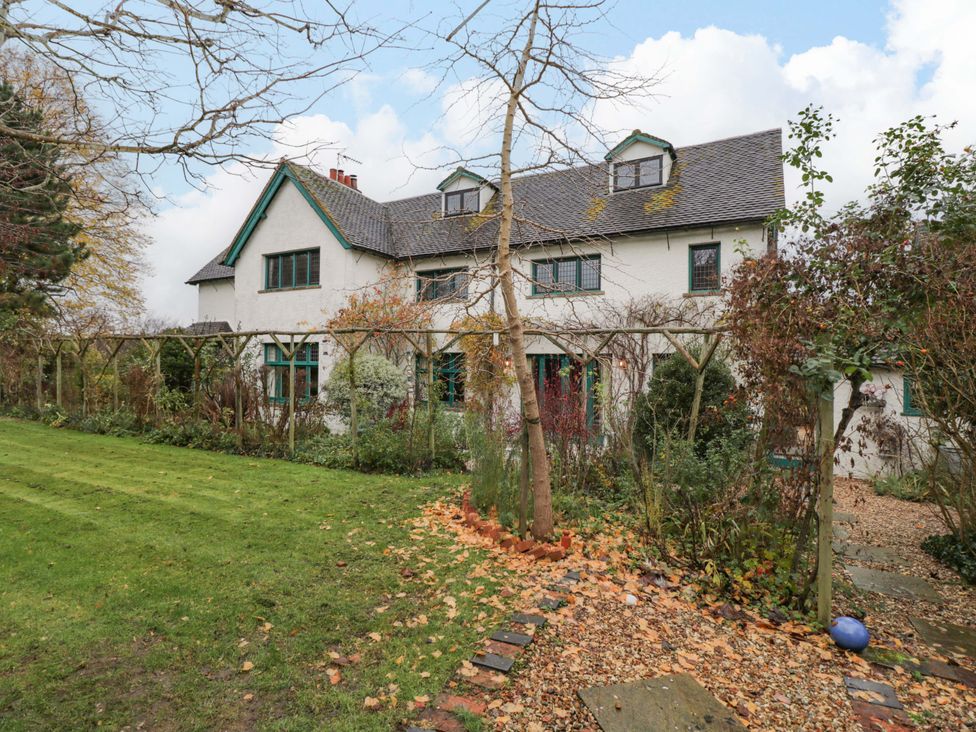 A house with a garden and pathway at White House