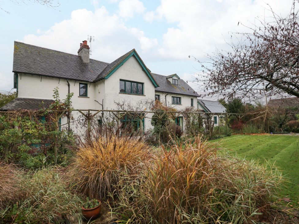 A house with garden and plants at White House