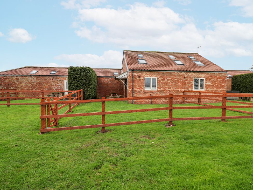 A house with a fence and grass at Razorbill in Flamborough