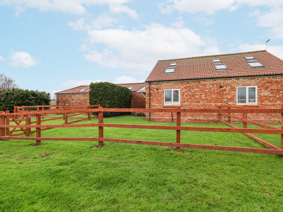 An outdoor area with a fenced house at Razorbill in Flamborough
