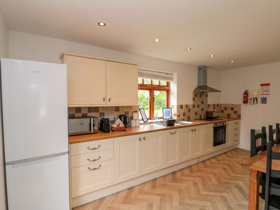 A kitchen with appliances and cabinets at Kittiwake in Flamborough