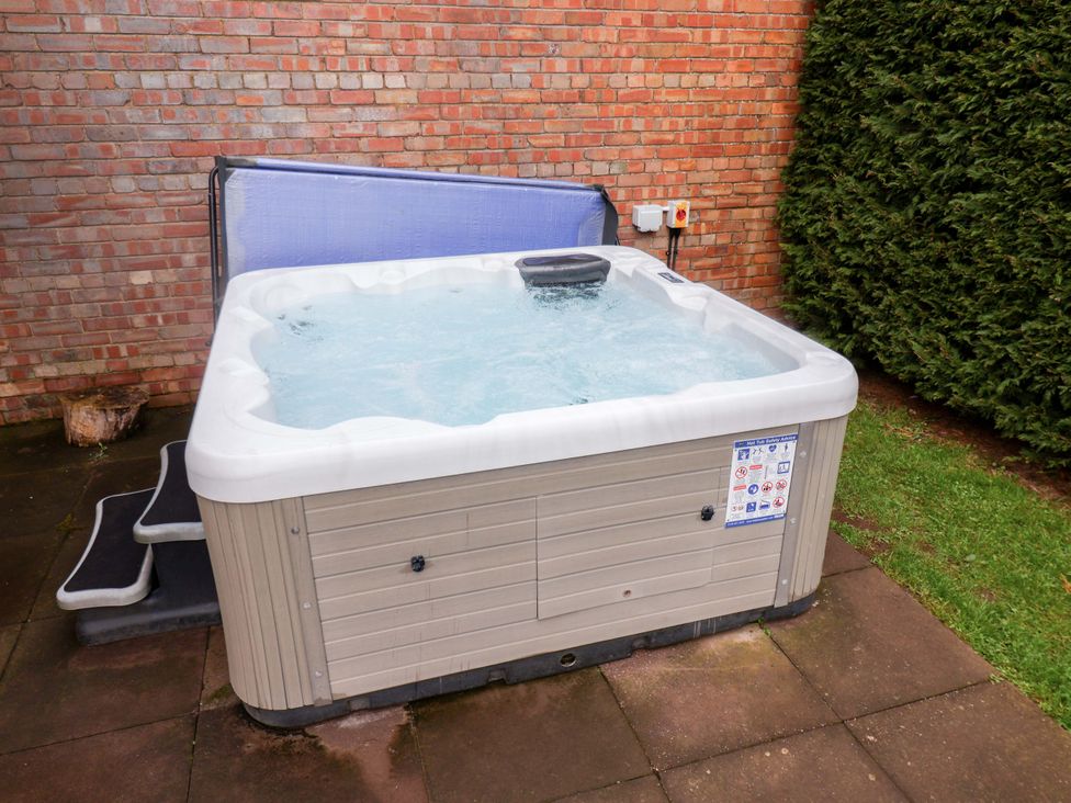 A hot tub on a patio at Kittiwake in Flamborough