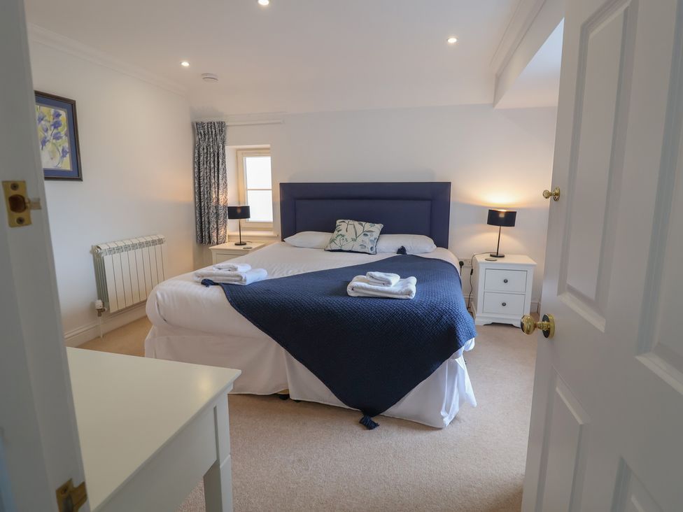 A bedroom with a bed and bedside tables at 9 Church Farm Rise in Aldeburgh