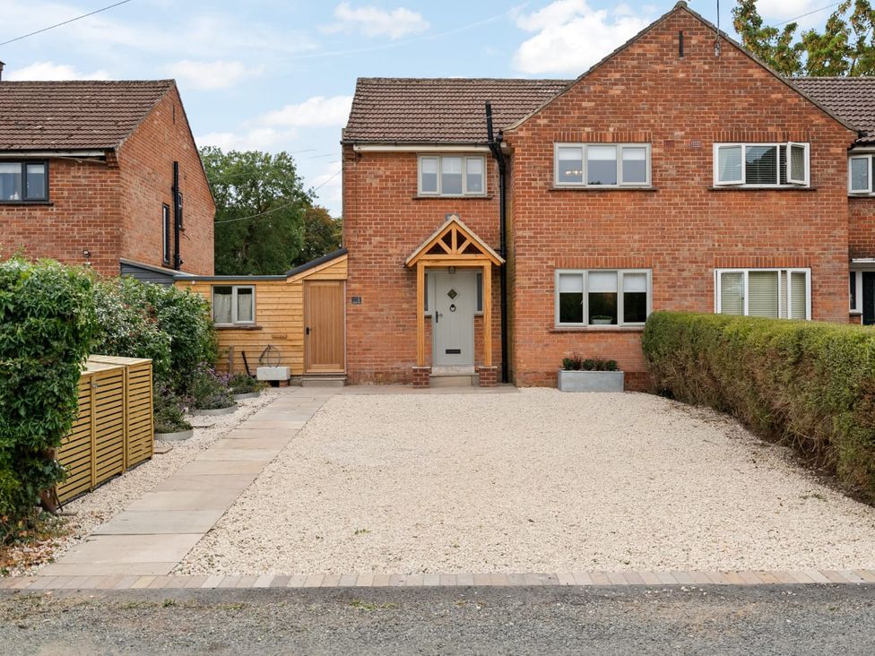 A house with gravel driveway and hedge at 3 Olivers View Brandsby