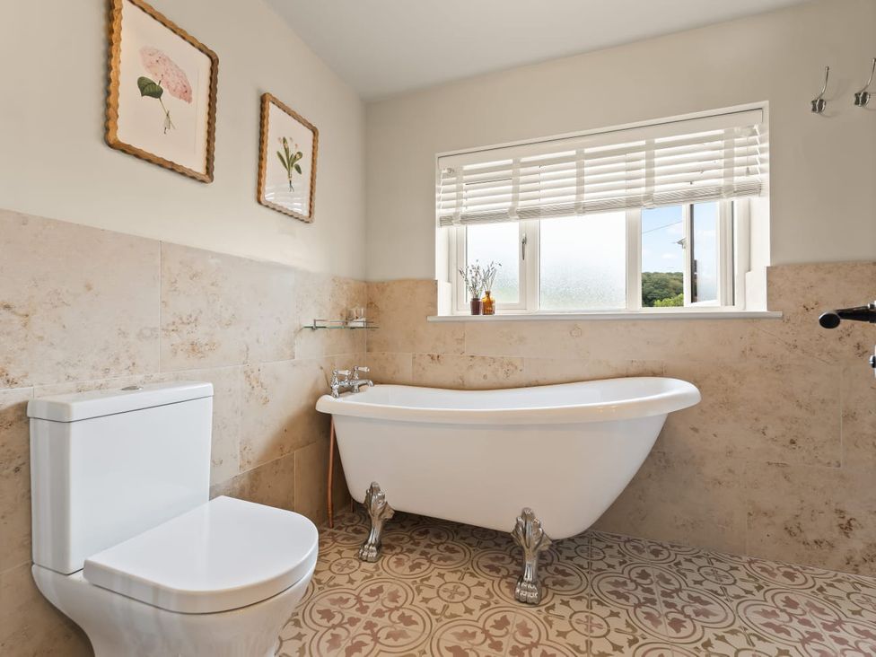 A bathroom with a bathtub and toilet at 3 Olivers View in Brandsby