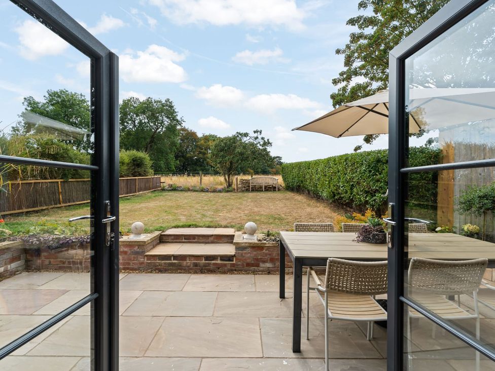 A garden with dining table and chairs at 3 Olivers View in Brandsby