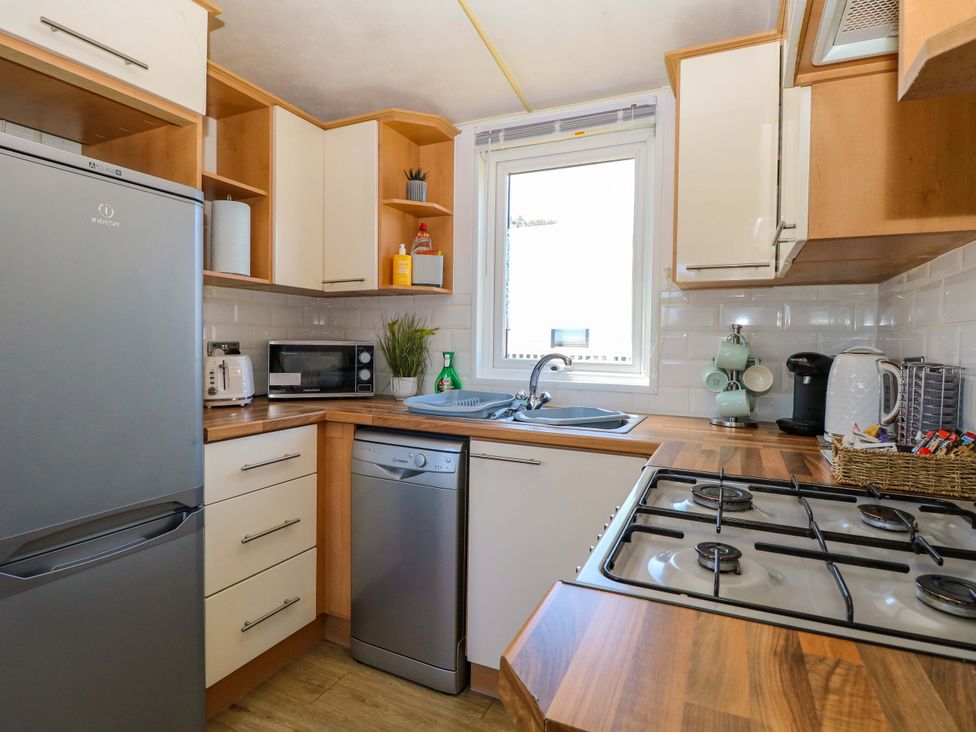 A kitchen with appliances and countertop space at 25 Foxburrow Hang, Fritton near Belton