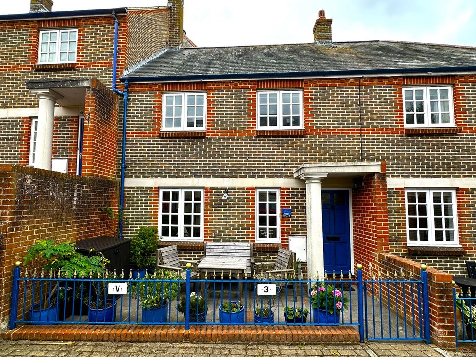 An outdoor area with seating and plants at Melanie's Cottage in Brewers Quay Harbour