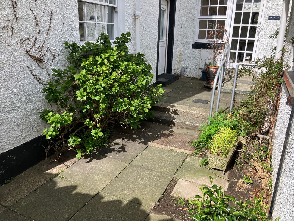 An outdoor area with plants and a pathway at Victoria House in Belford